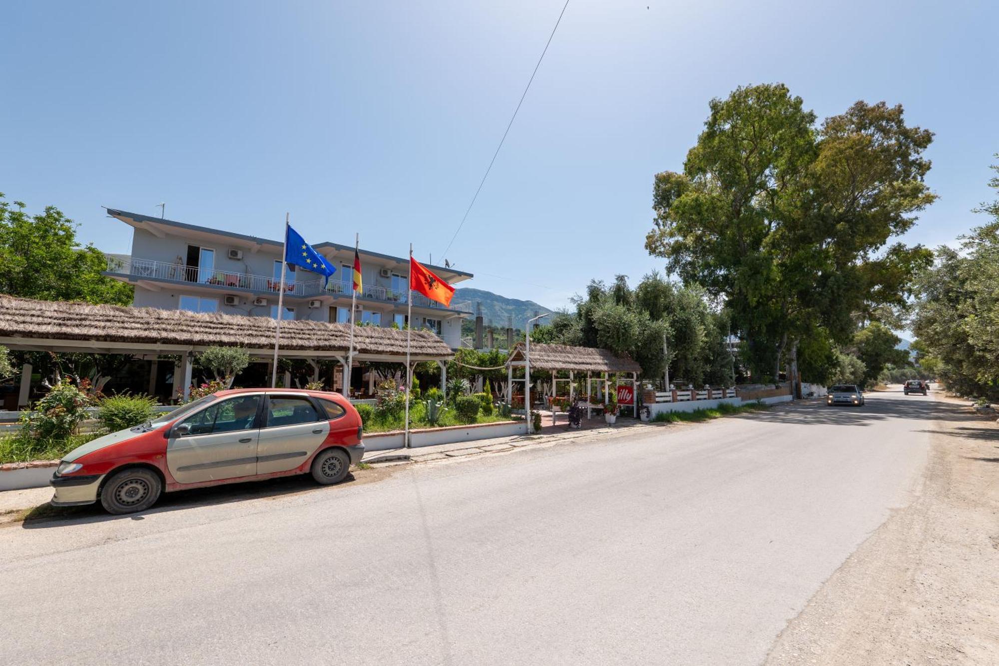 Hotel Nika Radhimë Exterior foto