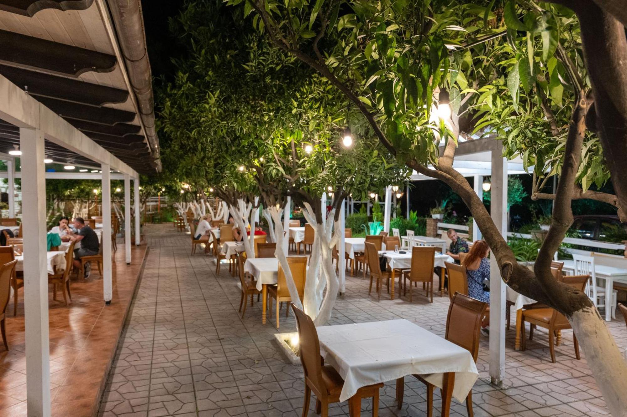 Hotel Nika Radhimë Exterior foto